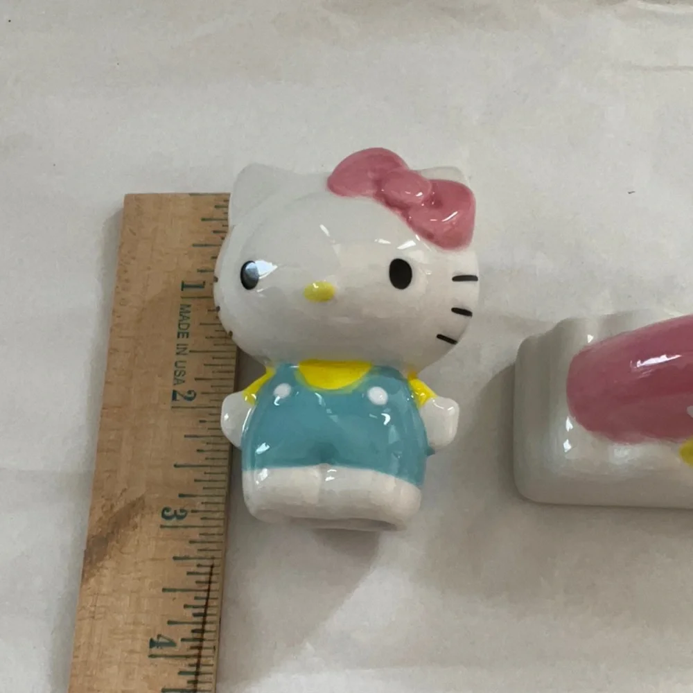 Hello Kitty Ceramic Salt and Pepper Shaker Set - Picture 4 of 6